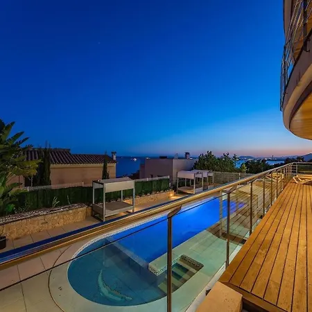 Holiday home Atemberaubende Mit Whirlpool, Beheiztem Pool Und Meerblick In Aucanada