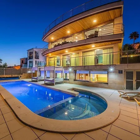 Holiday home Atemberaubende Mit Whirlpool, Beheiztem Pool Und Meerblick In Aucanada Alcanada