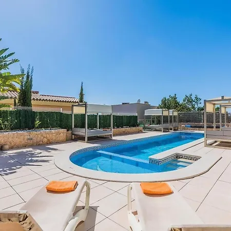Holiday home Atemberaubende Mit Whirlpool, Beheiztem Pool Und Meerblick In Aucanada